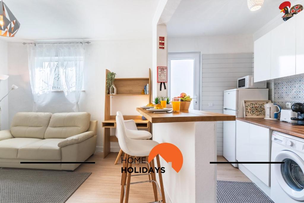 アルブフェイラにある#313 Travessa dos Arcos by Home Holidaysのソファとテーブルのあるキッチンとリビングルーム