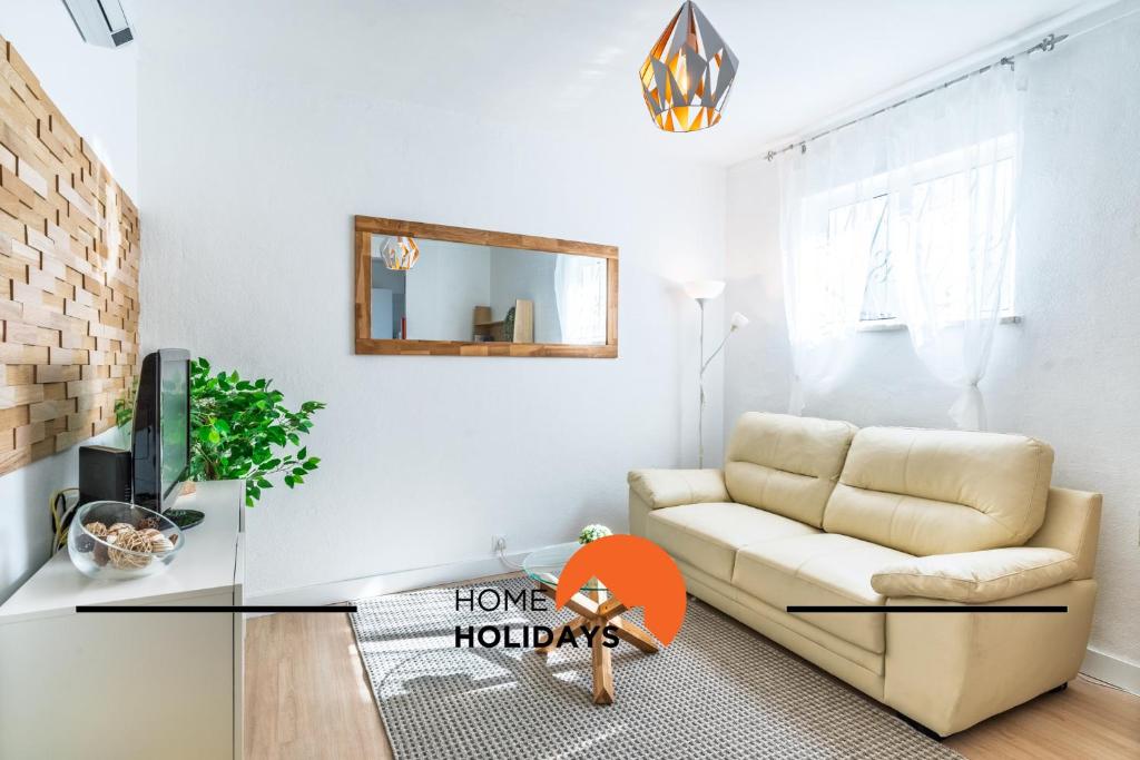 uma sala de estar com um sofá e um espelho em #313 Travessa dos Arcos by Home Holidays em Albufeira