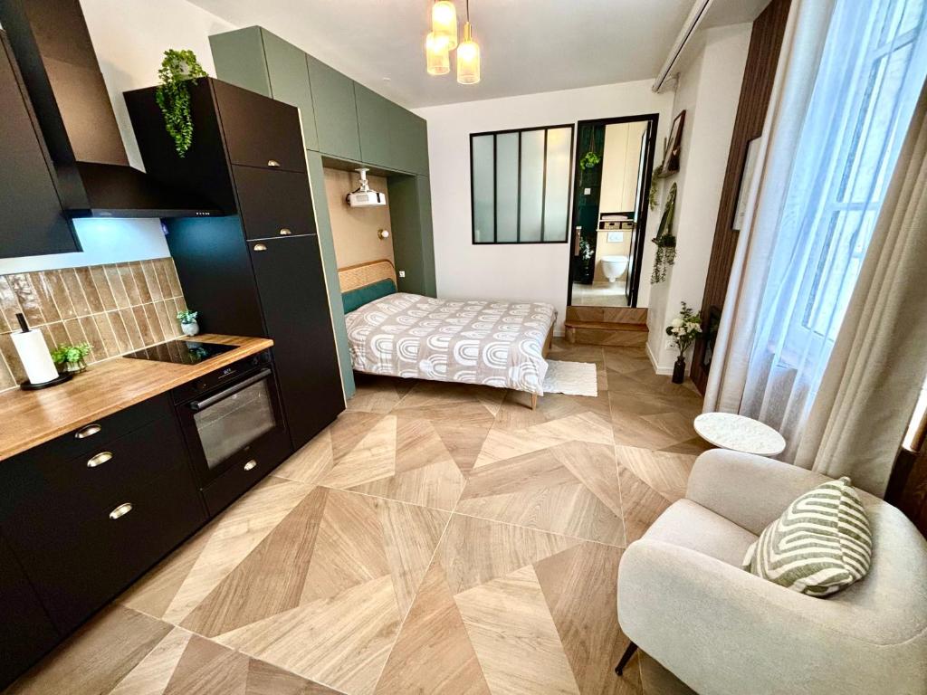 a small room with a kitchen and a living room at Studio ciné au cœur de Compiègne in Compiègne
