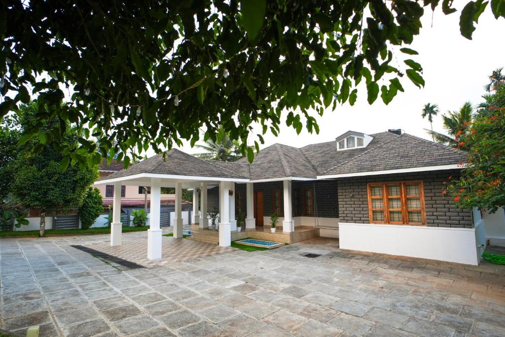 a house with a tile roof at Casa de Amor Home Of Love in Ambalavayal
