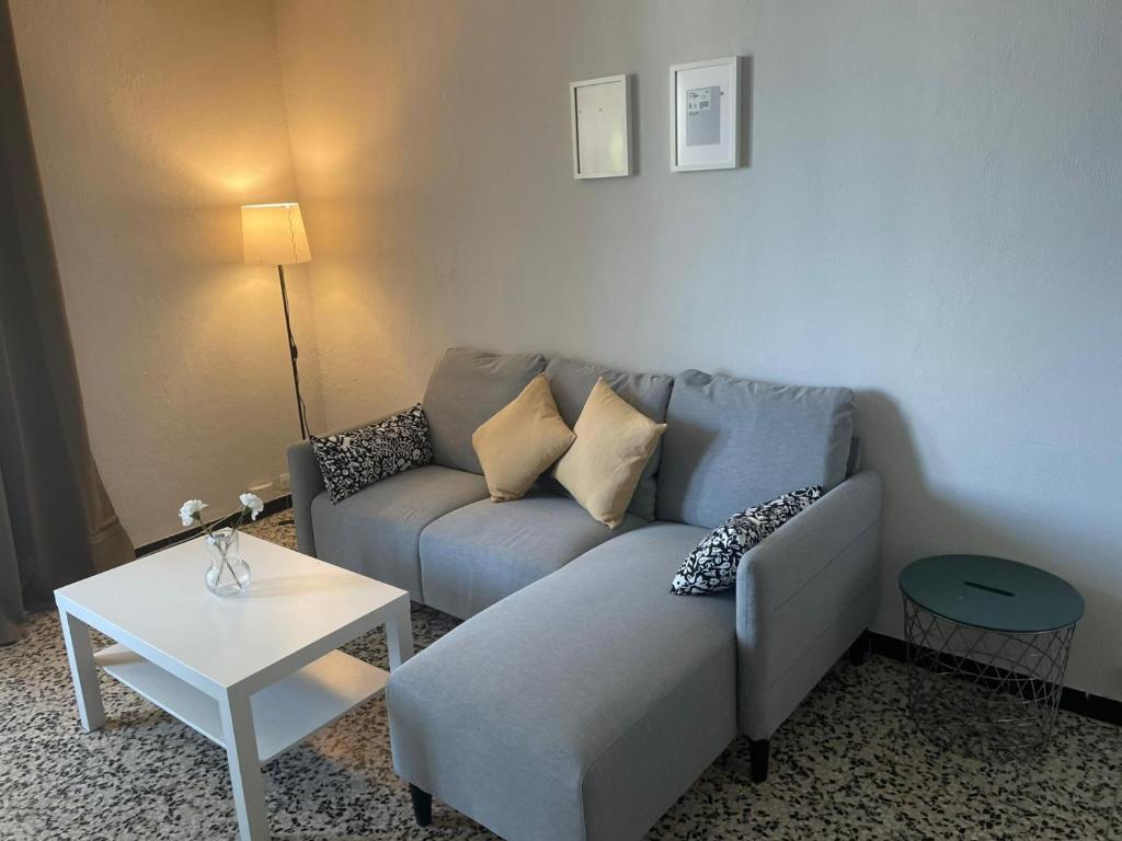 un salon avec un canapé et une table dans l'établissement Appartement 2 chambres, à Avignon