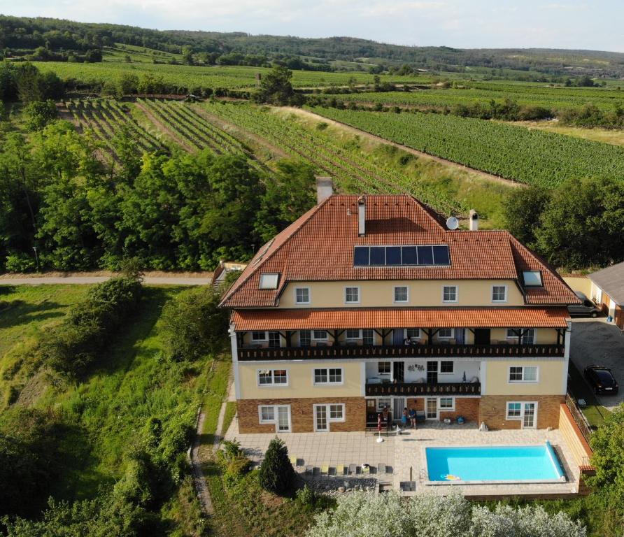 Bazén v ubytování Pension Rudi - Weingut Kellner nebo v jeho okolí