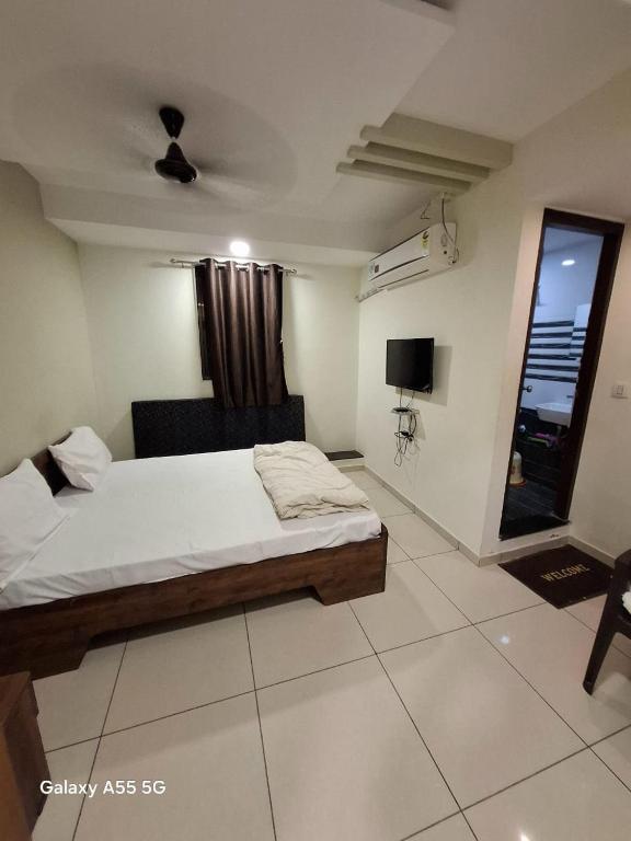 Postel nebo postele na pokoji v ubytování Shreeji's Hotel