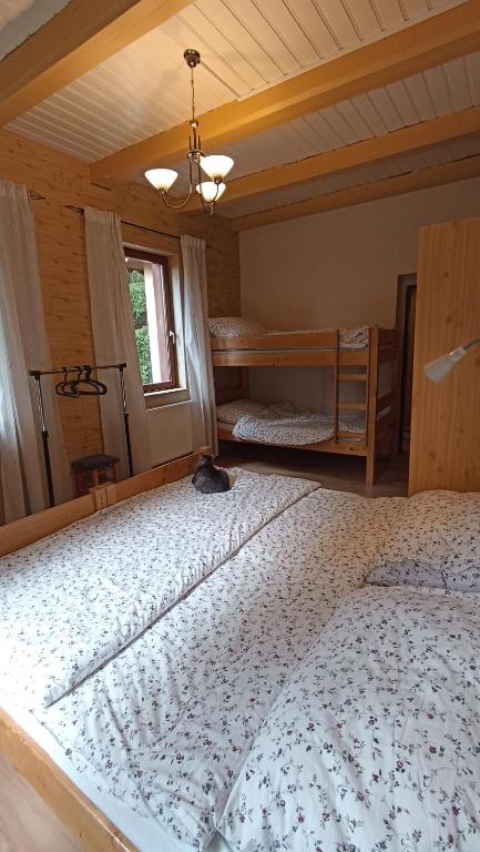 Postel nebo postele na pokoji v ubytování Horská Chalupa Nad Zubačkou