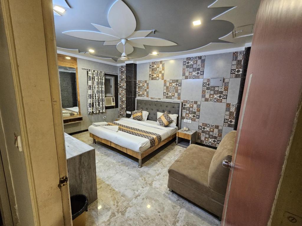 Postel nebo postele na pokoji v ubytování Hotel Oppera Delhi Airport