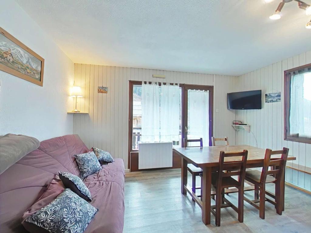 un salon avec une table et un canapé dans l'établissement Appartement cosy 2 pièces cabine, proche centre et pistes, 4 couchages, Le Grand-Bornand - FR-1-241-78, au Grand-Bornand