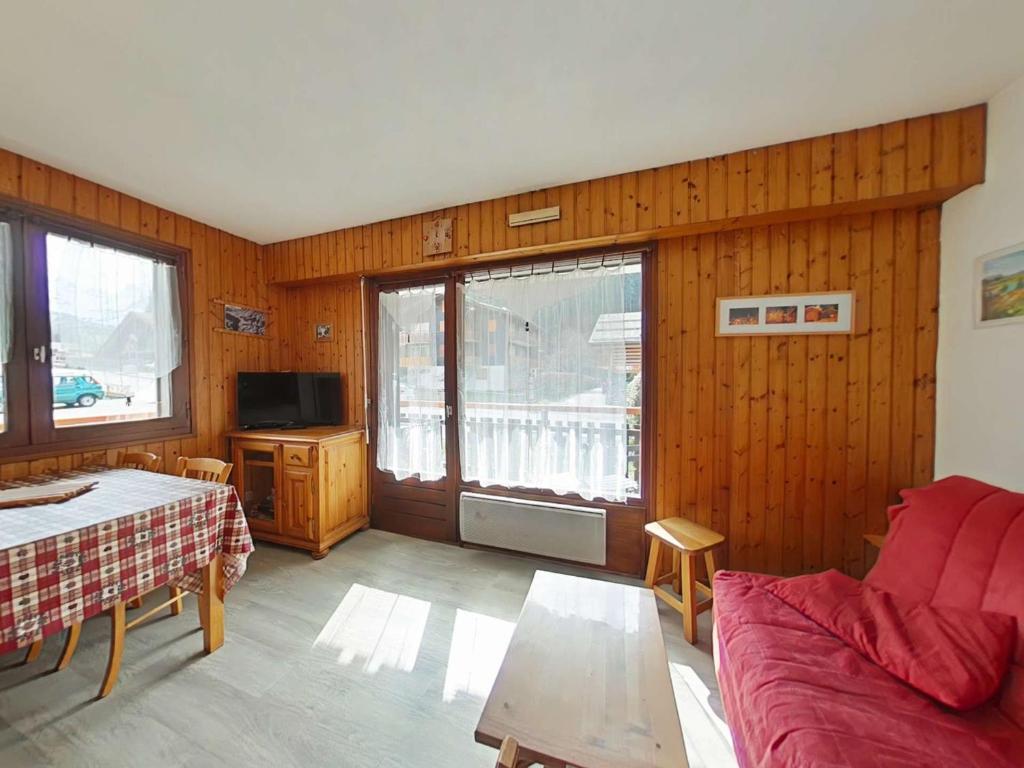 un salon avec un canapé et une table dans l'établissement Studio cabine 4 pers. proche patinoire et pistes, parking, ménage inclus, navette à proximité - FR-1-241-157, au Grand-Bornand