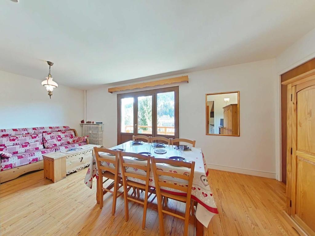 un salon avec une table, des chaises et un canapé dans l'établissement Charmant 2 pièces, 6 couchages, centre du Grand-Bornand, parking, balcon sud - FR-1-241-136, au Grand-Bornand