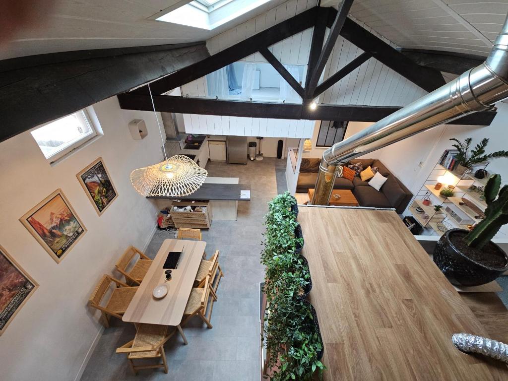 d'un salon avec des tables et des chaises. dans l'établissement Chambre 1 dans une maison à Biarritz proche plages, à Biarritz