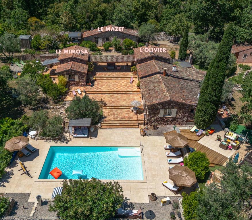 une vue aérienne d'une maison avec piscine dans l'établissement Le Jas du Romarin, à Callas
