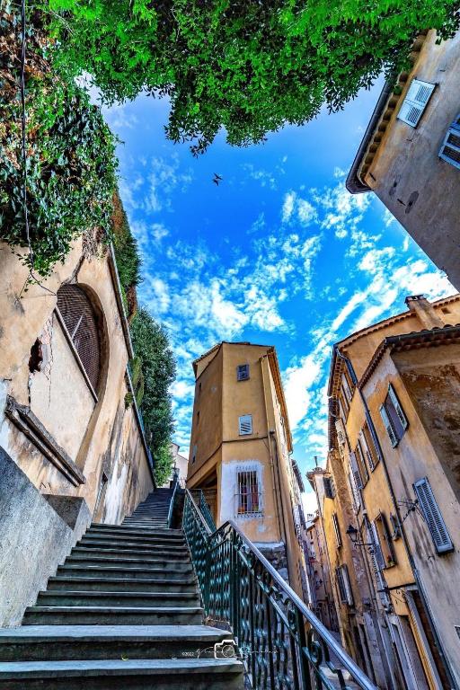 un escalier menant à certains bâtiments dans l'établissement Colocity, à Grasse