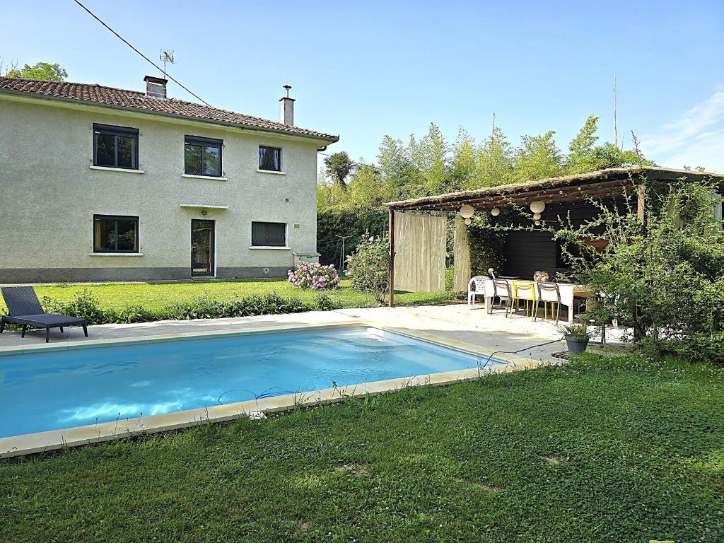 une maison avec une piscine dans la cour dans l'établissement Belle villa au bord du canal - Piscine, jardin et bois -14 personnes - 6 chambres - 5 minutes de la gare - Terrasses et pergola - Parking gratuit, à Montauban