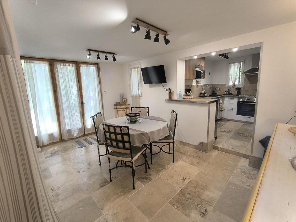 a kitchen and dining room with a table and chairs at Maison Etona in Esparron-de-Verdon