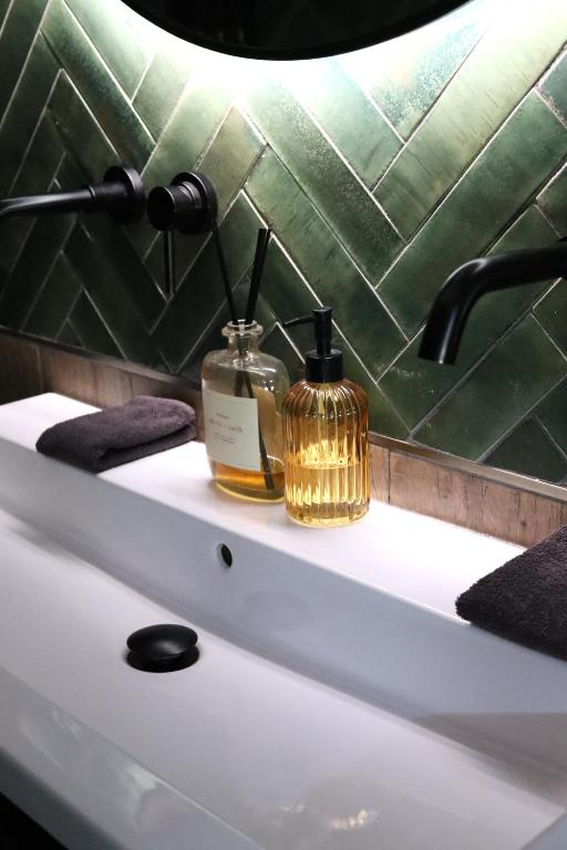 Fotografie z fotogalerie ubytování Wellness Tuin - Ultieme Partner Beleving - St Hubertus Suite met Jacuzzi ,Openhaard, Privé Hottub en Privé Sauna in Jachthut stijl v destinaci Horst