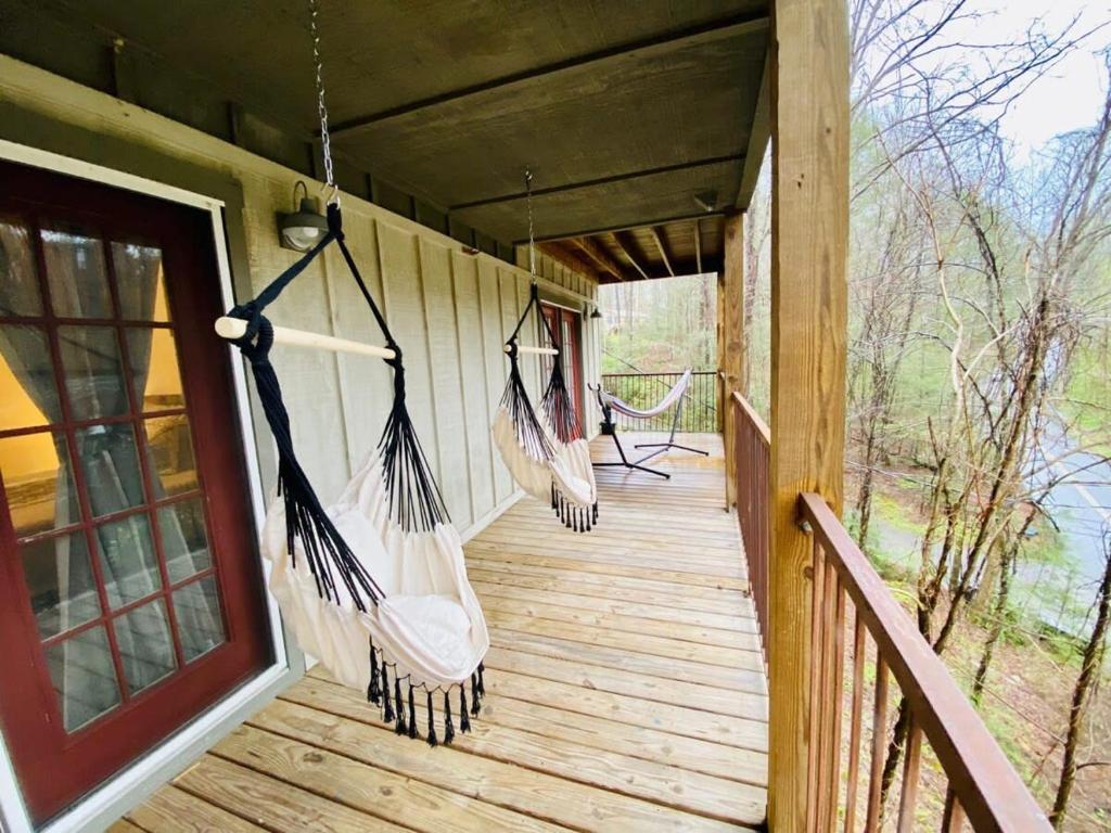 een veranda van een huis met twee hangmatten erop bij Sasquatch Lodges Family FGH Sleeps 36 in Gatlinburg