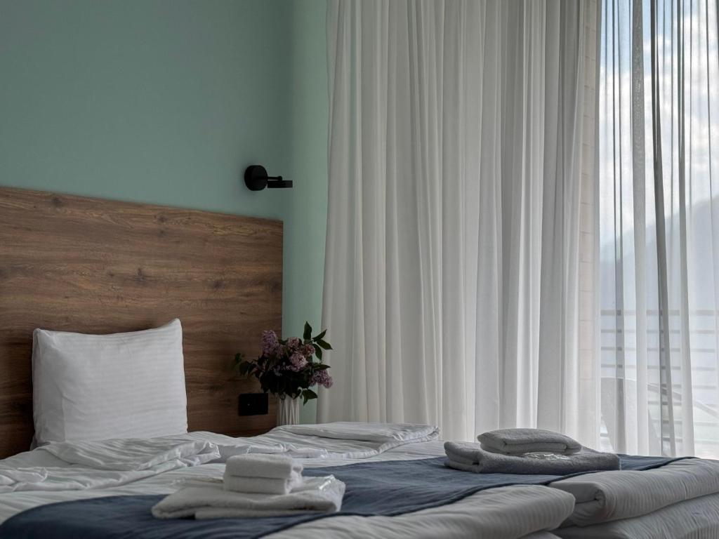 Postel nebo postele na pokoji v ubytování Kazbegi Hotel Grand View