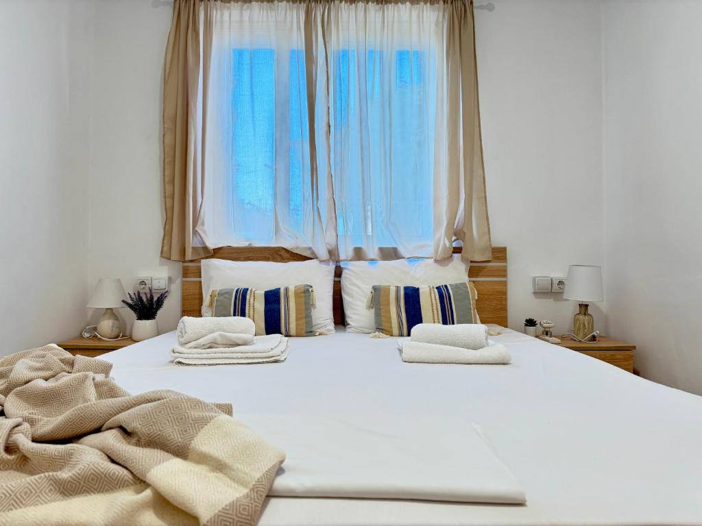 sypialnia z białym łóżkiem i ręcznikami na nim w obiekcie El Greco Apartment in Kos Town, Walking Distance to the Beach - No 15 w mieście Kos