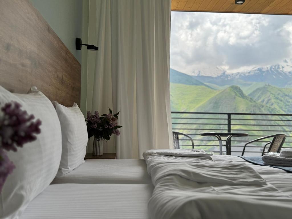 Postel nebo postele na pokoji v ubytování Kazbegi Hotel Grand View