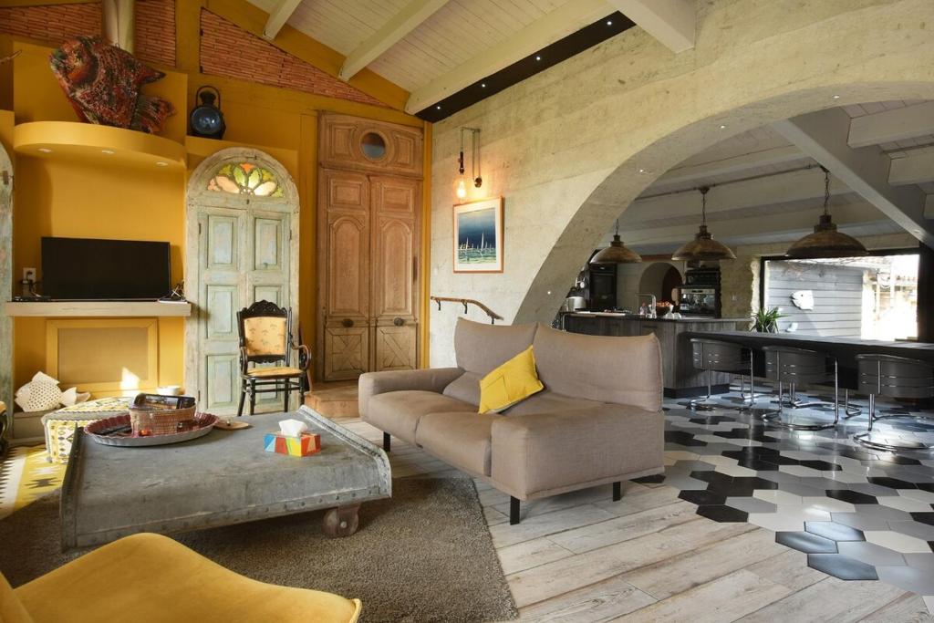 un salon avec un canapé et une table dans l'établissement 15 Le Moulin Rouge, à Saint-Clément-des-Baleines