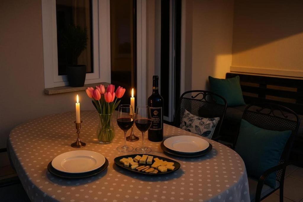 stół z talerzem sera i kieliszkami do wina w obiekcie Levant, cosy and modern apartment in Novalja center w Novalji