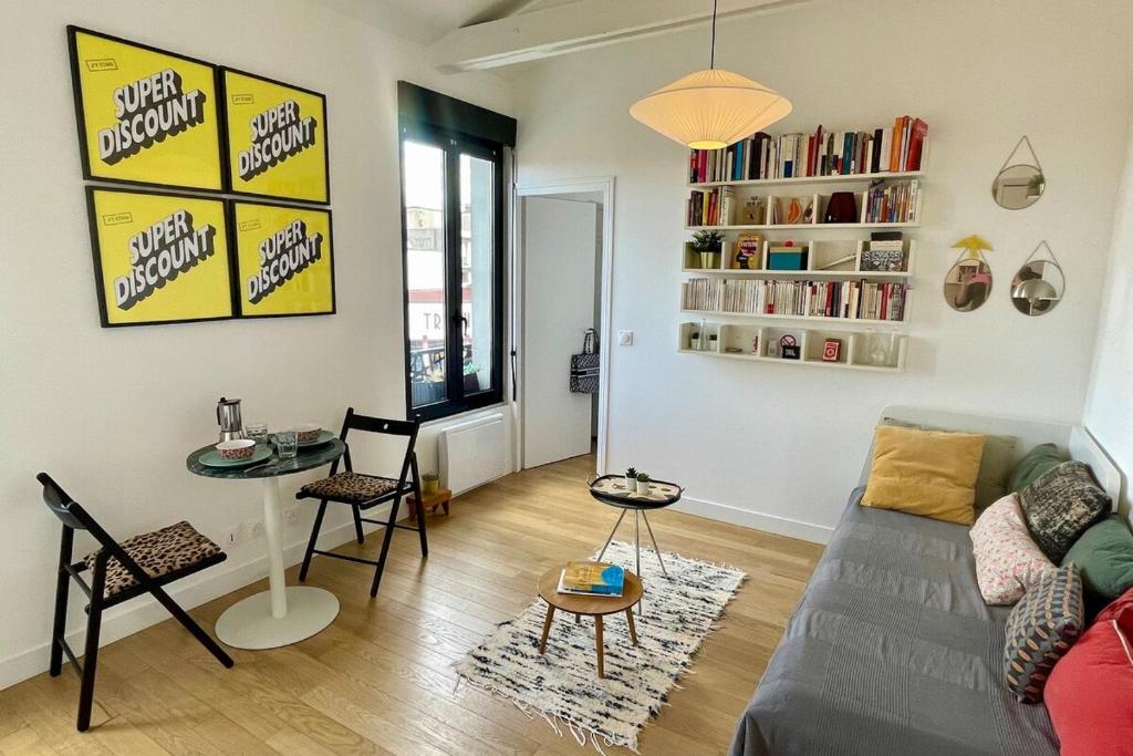 un salon avec un canapé et une table dans l'établissement Cosy-Carnot, à Romainville