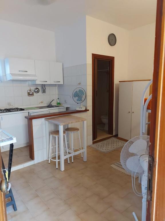 a kitchen with a table and a counter top at Appartamento nel centro di porto azzurro in Porto Azzurro
