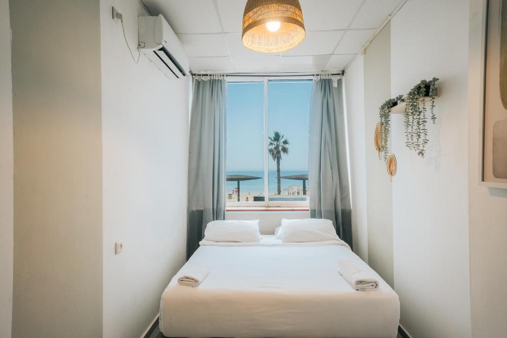 Postel nebo postele na pokoji v ubytování Central Beach Hotel