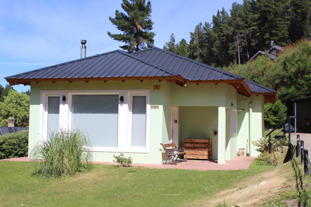 a small house with a black roof at Esquel Apart Chalet in Esquel