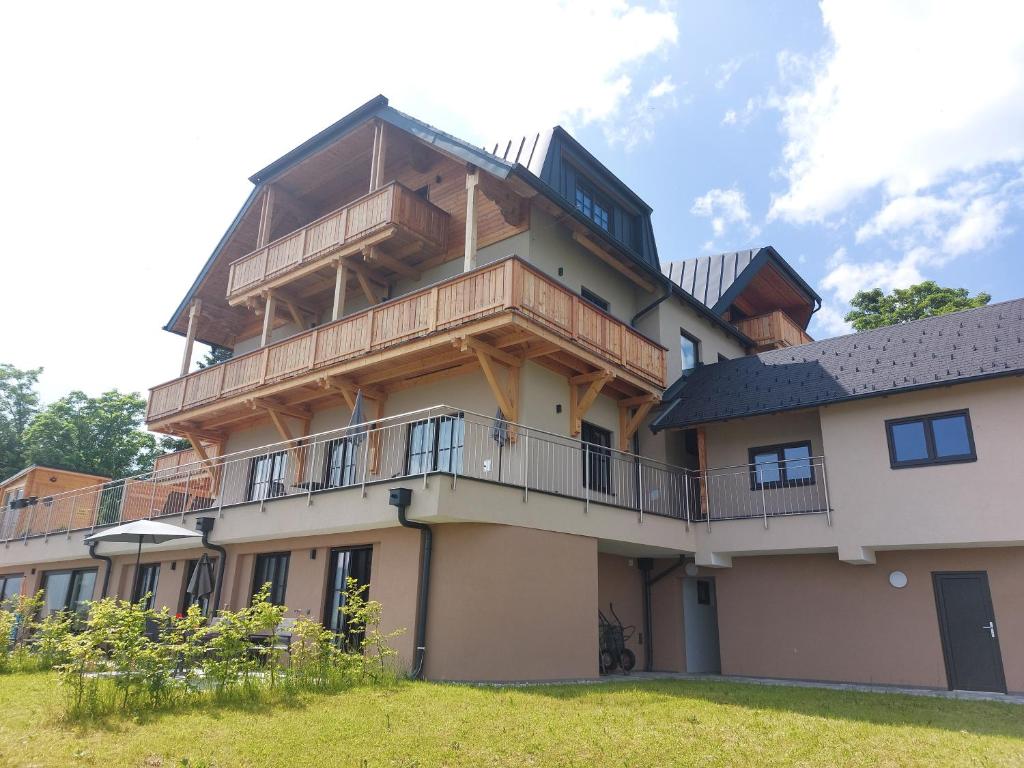 an apartment building with a balcony on top of it at Glücksplatz im Lärchenhof Mauterndorf in Mauterndorf