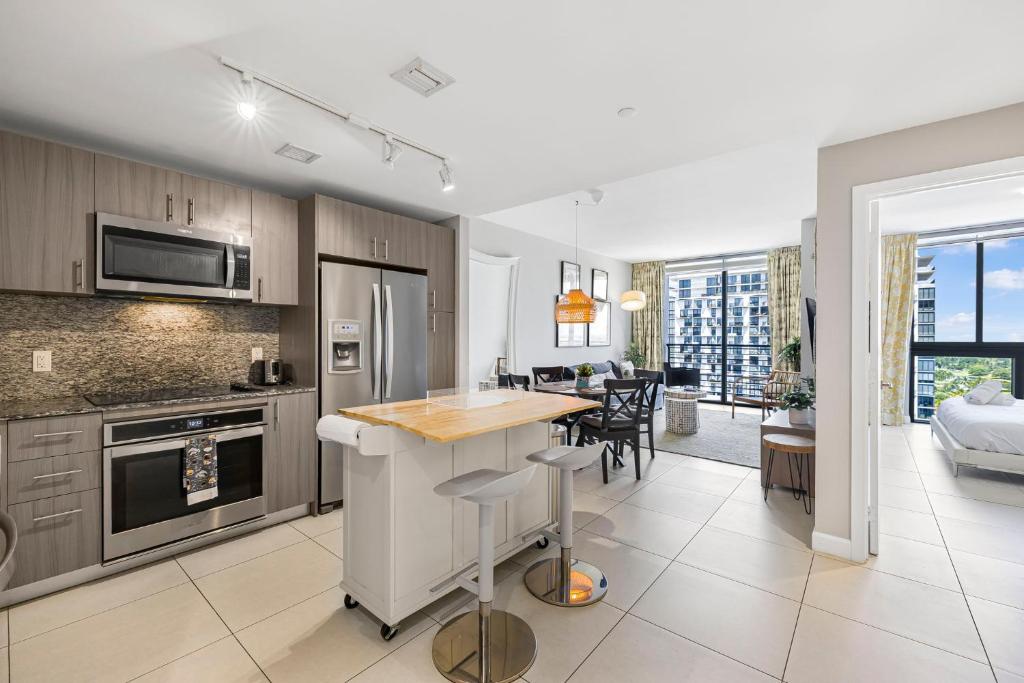 Η κουζίνα ή μικρή κουζίνα στο Modern Doral Condo w Free Parking