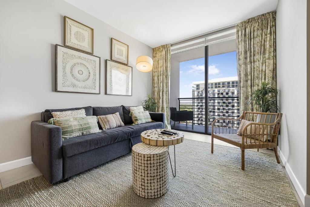 Et opholdsområde på Modern Doral Condo w Free Parking