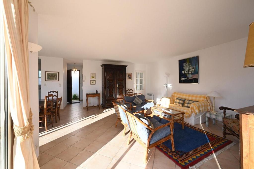 un salon avec un canapé et une table dans l'établissement 299 Les Peupliers, à La Couarde-sur-Mer