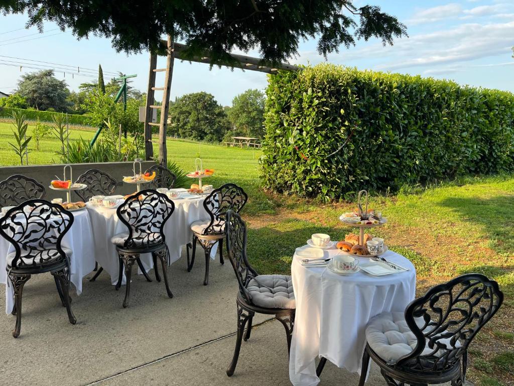 un groupe de tables avec des nappes et des chaises blanches dans l'établissement Les Petites Bulles de Massier, à Vienne
