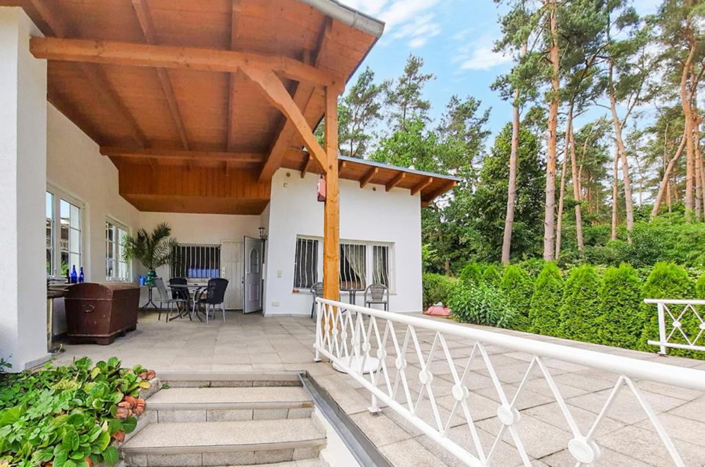 a porch with a wooden pergola on a house at Bungalow 1 in Quetzin