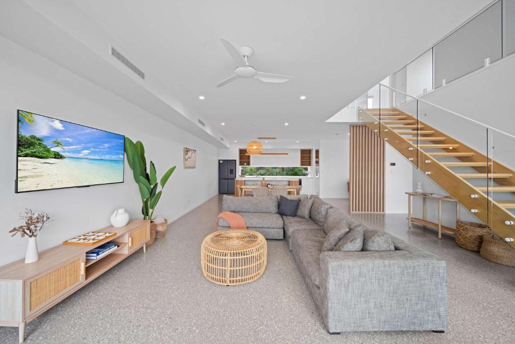 a living room with a couch and a table at Bluebird Villa - 3min Stroll to Bokarina Beach in Bokarina