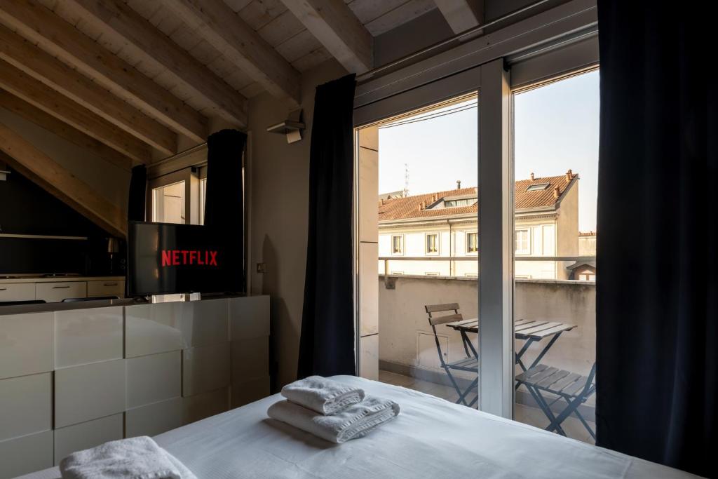 Postel nebo postele na pokoji v ubytování Rooftop Corso Como con terrazzo privato