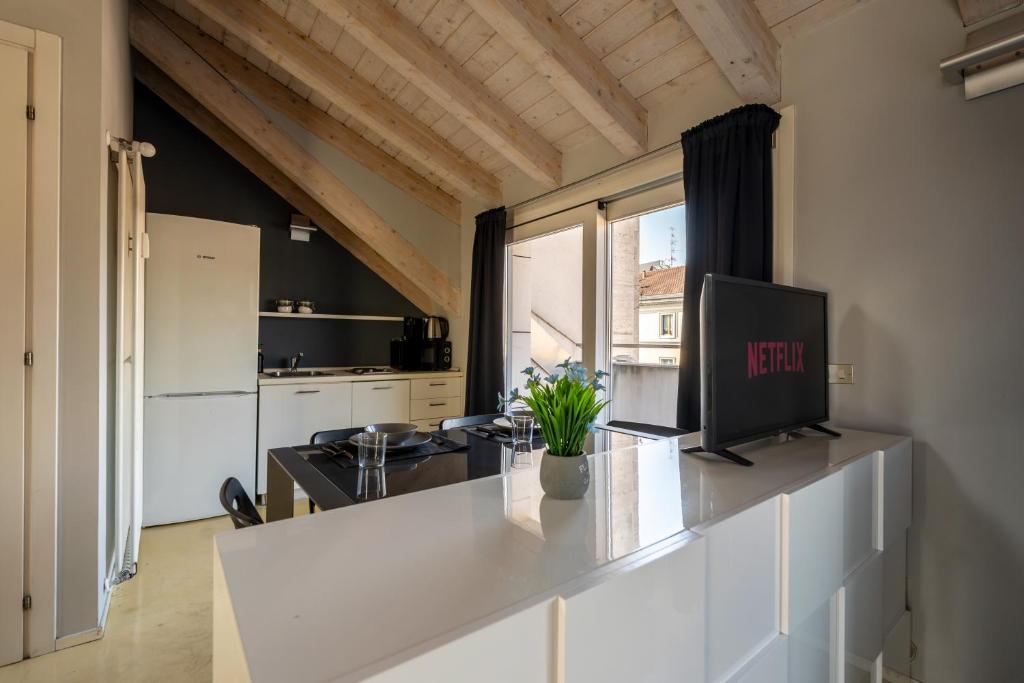 Kuchyň nebo kuchyňský kout v ubytování Rooftop Corso Como con terrazzo privato