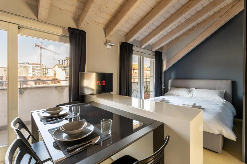 Postel nebo postele na pokoji v ubytování Rooftop Corso Como con terrazzo privato