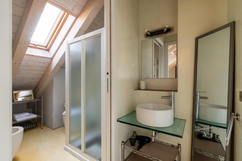 Koupelna v ubytování Rooftop Corso Como con terrazzo privato