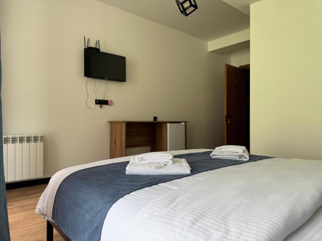 Postel nebo postele na pokoji v ubytování Kazbegi Hotel Grand View