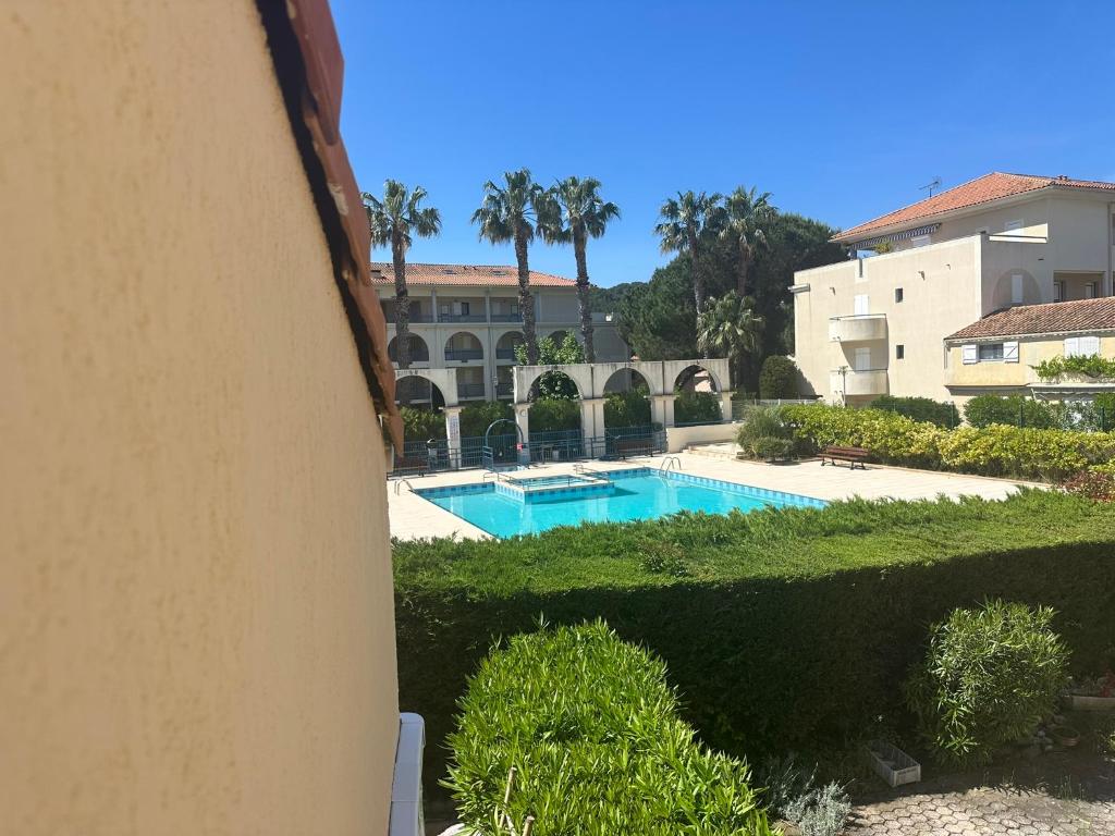 Piscina de la sau aproape de Mazet climatisé avec piscine Mer à 700m, Le Lavandou Bormes