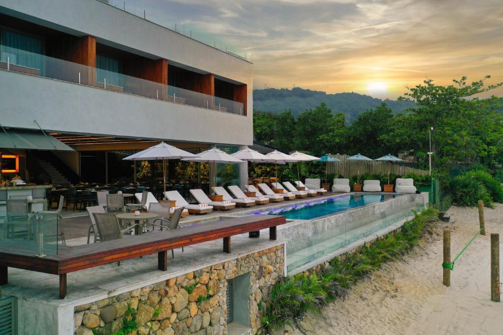 A piscina localizada em Duke Beach Hotel Maresias ou nos arredores