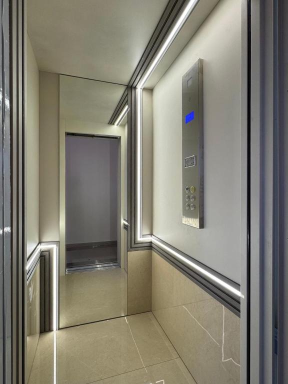łazienka z dużym lustrem i oknem w obiekcie Denis Studios and Apartments w Paralii Katerinis