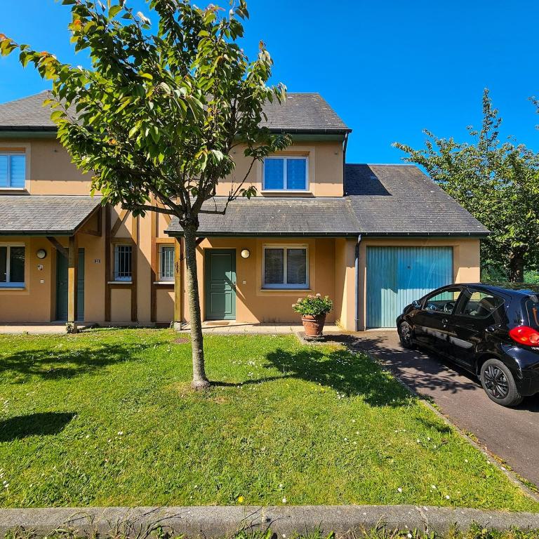 une maison avec une voiture garée devant dans l'établissement Nature & Fun - Close to sea - Idylliq Collection, à La Rivière-Saint-Sauveur