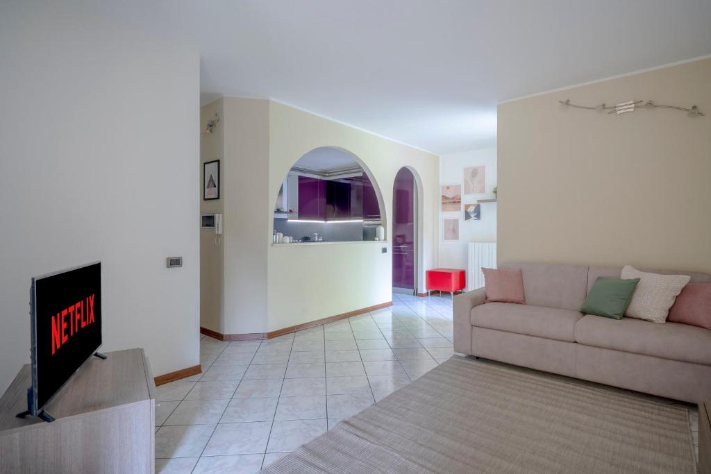 TV a/nebo společenská místnost v ubytování Lake Como 10 min - Terrace with Lake View - Wifi