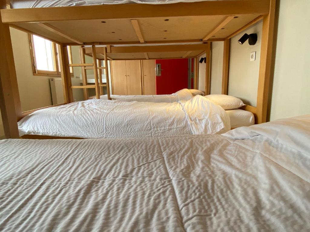 Auberge de Jeunesse HI Pontarlier - Kamer Voor 6 Personen – Gedeelde Badkamer