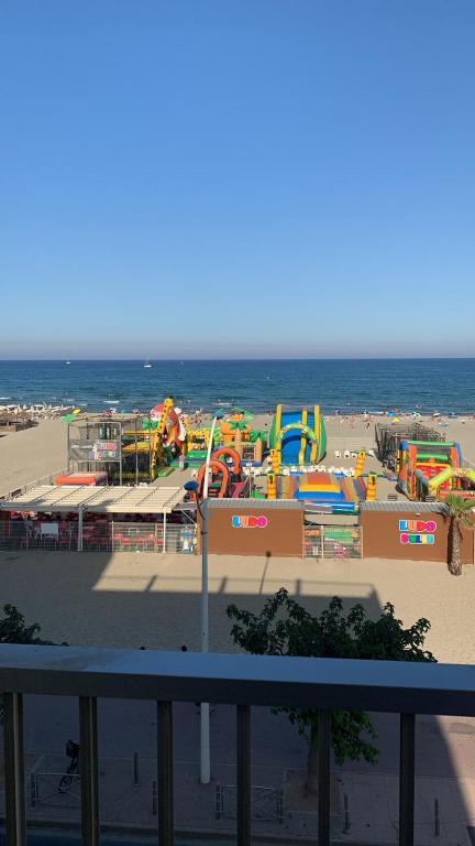 - une vue sur la plage et une aire de jeux dans l'établissement Soleil couchant aux reflets miel de la terre, à Canet