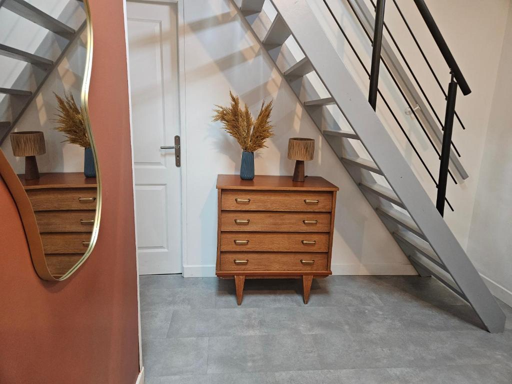 un escalier avec une commode et un miroir dans l'établissement Chambre 2 Maison Biarritz proche plage, à Biarritz