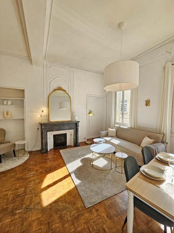 un salon avec un canapé et une cheminée dans l'établissement Le Faramineux, Élegant 2 chambres, à Avignon