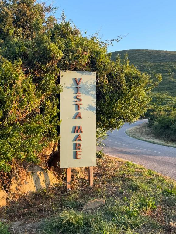 un panneau sur le bord d'une route dans l'établissement Vista Mare , Cap corse, à Meria